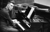 Latvijā uzstāsies serbu pianists Nikola Cvetkovičs